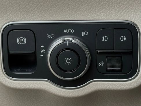 Used 2023 Mercedes-Benz GLB 250 image 25