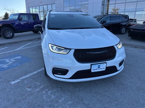 Used 2024 Chrysler Pacifica Touring-L w/ S Appearance Package image 4