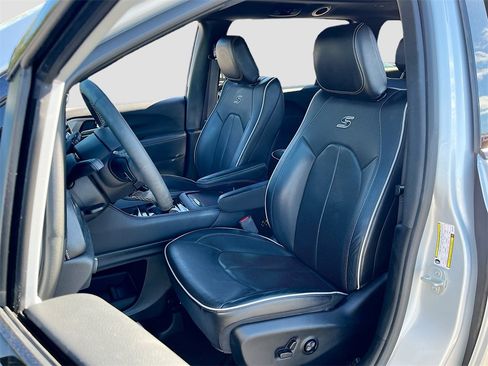 Certified 2024 Chrysler Pacifica Premium image 21