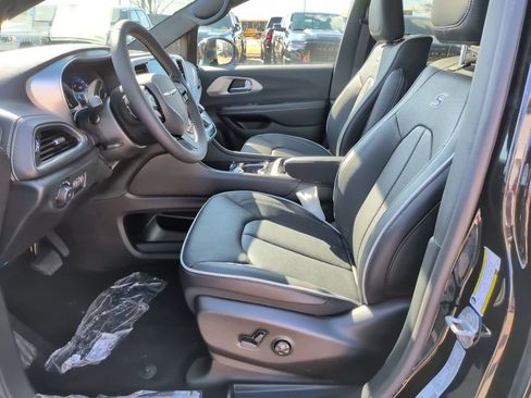 New 2026 Chrysler Pacifica Limited image 22