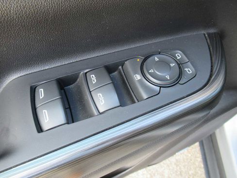 Used 2023 GMC Acadia SLT image 17