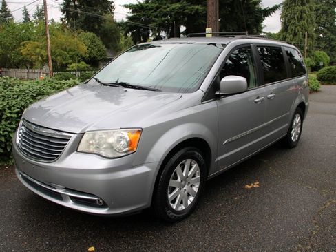 Used 2014 Chrysler Town & Country Touring image 1