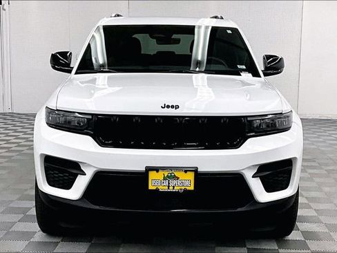 Used 2025 Jeep Grand Cherokee Altitude AWD/4WD image 4