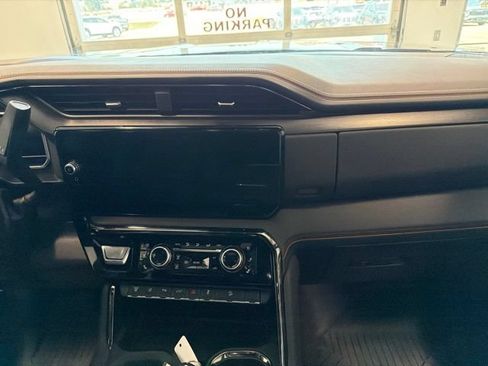 Used 2024 GMC Sierra 2500 AT4 w/ AT4 Premium Plus Package AWD/4WD image 25