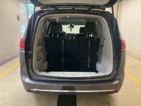 Used 2023 Chrysler Pacifica Touring-L FWD image 6