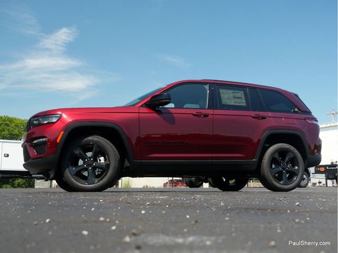 New 2025 Jeep Grand Cherokee Limited w/ Black Appearance Package image 8