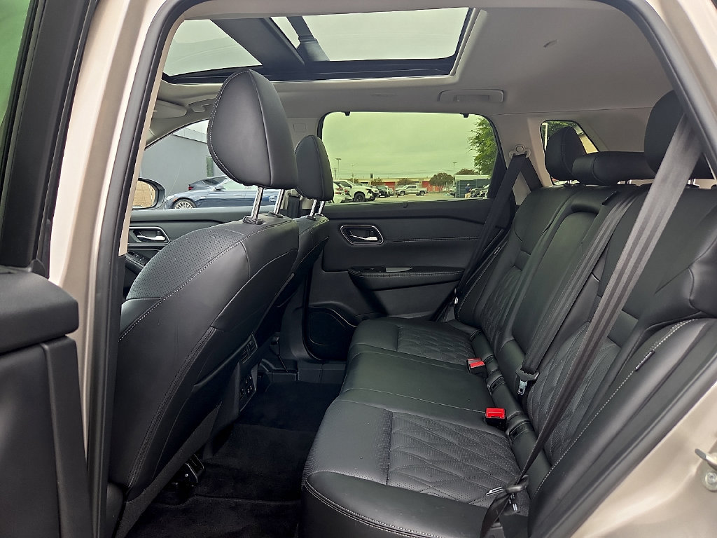 Used 2026 Nissan Rogue Platinum w/ Platinum Premium Package AWD/4WD image 11