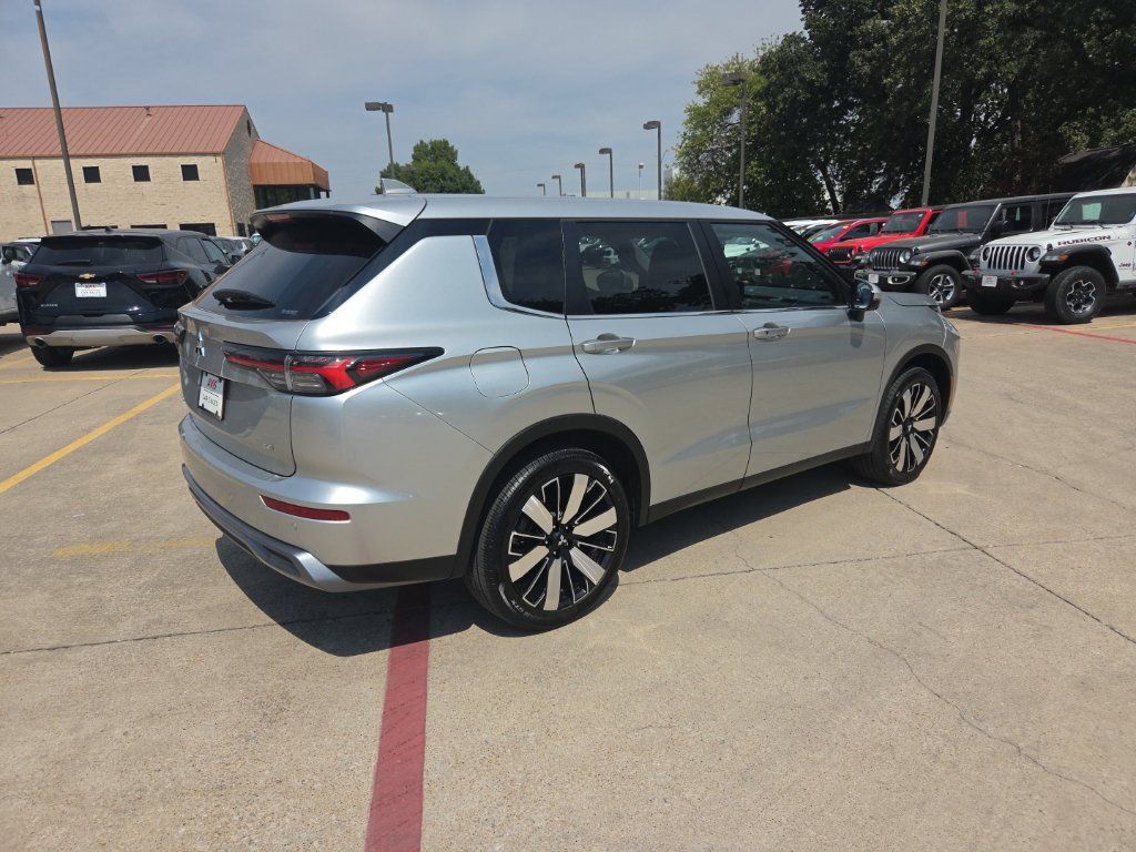 Used 2025 Mitsubishi Outlander SE AWD/4WD image 7