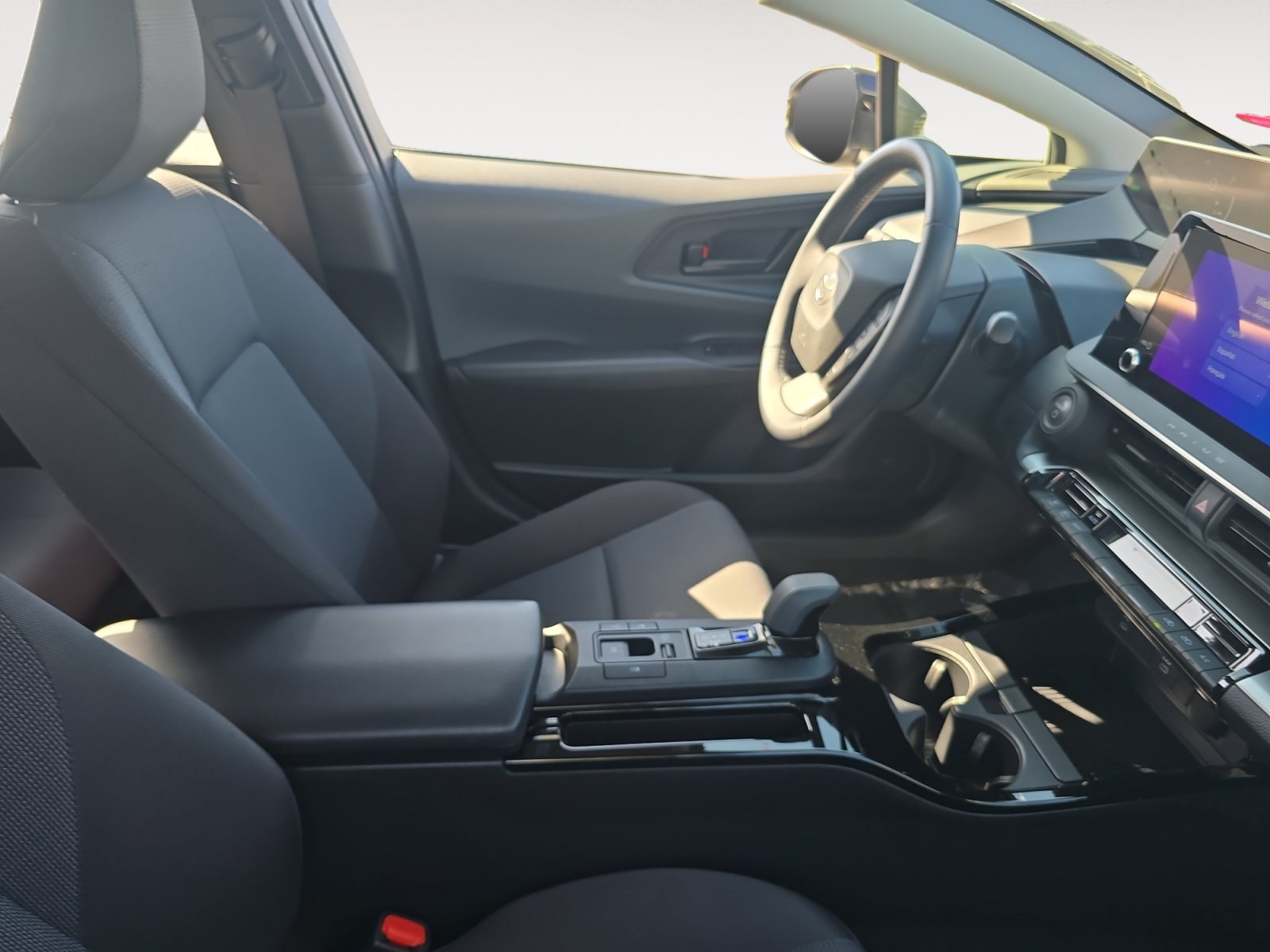Certified 2025 Toyota Prius LE FWD image 15