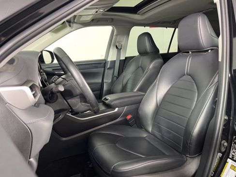 Certified 2023 Toyota Highlander XLE image 4