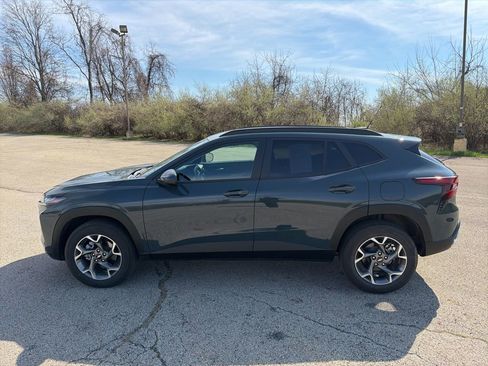 Used 2025 Chevrolet Trax LT w/ LT Convenience Package image 6