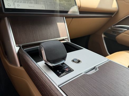 Used 2025 Land Rover Range Rover Long Wheelbase SE image 24