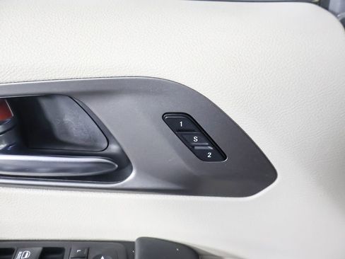Used 2023 Chrysler Pacifica Touring-L FWD image 37