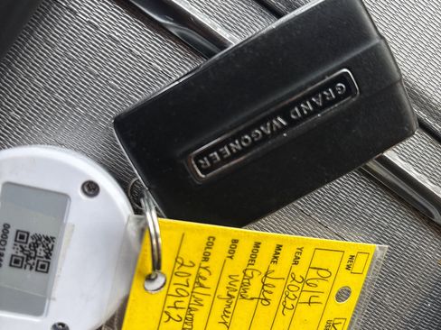 Used 2022 Jeep Grand Wagoneer Series III w/ Rear Seat Video Group 1 image 30