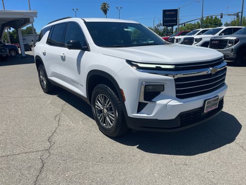 Used 2024 Chevrolet Traverse LT AWD/4WD image 3