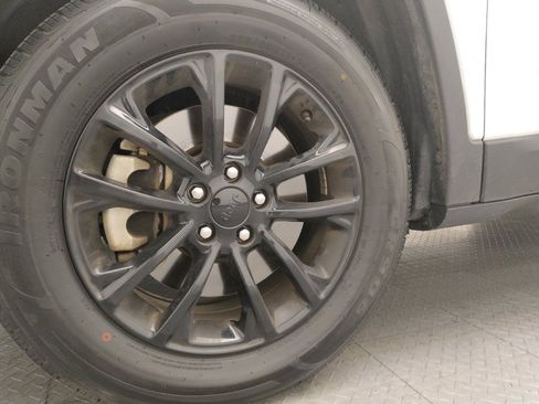 Used 2023 Jeep Cherokee Altitude Lux image 31