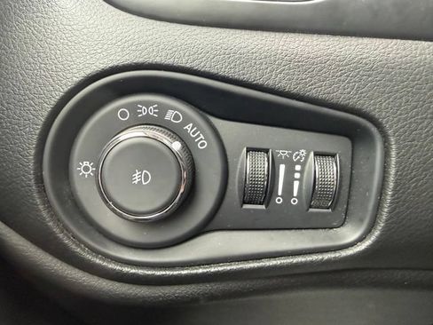 Used 2023 Jeep Renegade Altitude w/ Sun/Sound Group AWD/4WD image 23