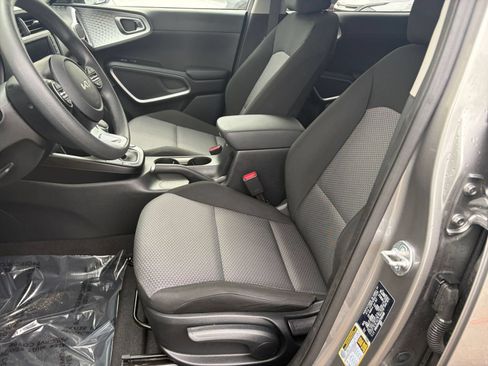 Used 2025 Kia Soul LX w/ LX Technology Package FWD image 24
