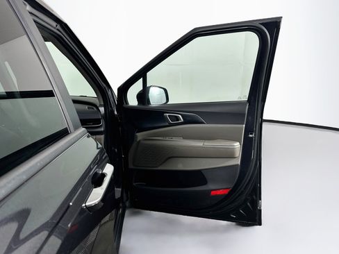 Used 2025 Kia Carnival FWD image 31