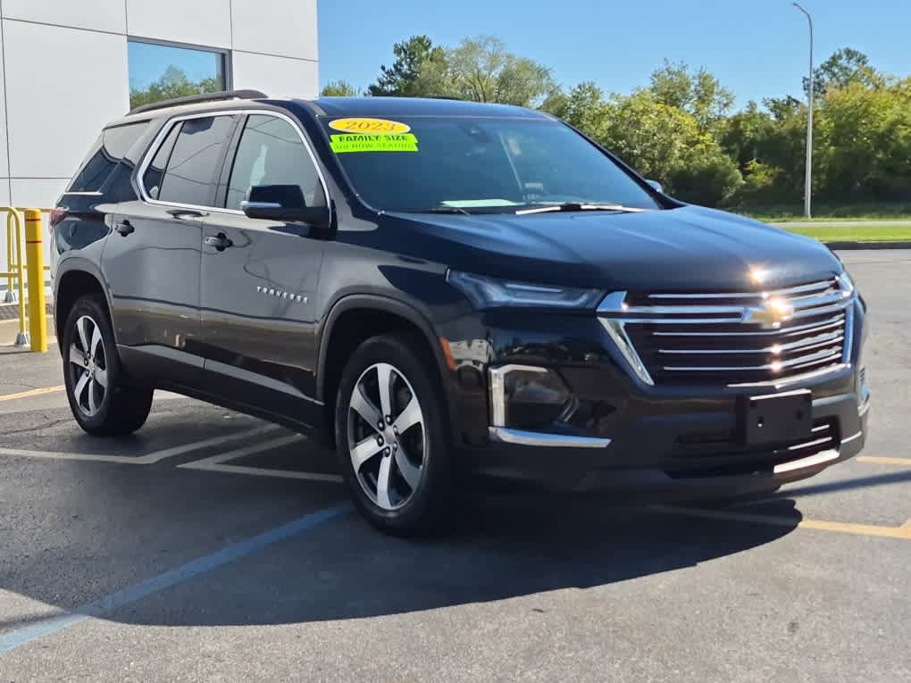 Used 2023 Chevrolet Traverse LT w/ LT Premium Package AWD/4WD image 2