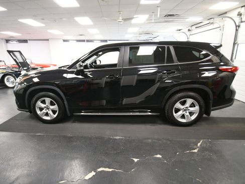 Used 2023 Toyota Highlander L AWD/4WD image 5