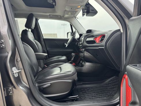 Used 2017 Jeep Renegade Trailhawk w/ Premium Trailhawk Package image 31