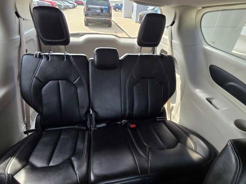 Used 2024 Chrysler Pacifica Touring-L image 22