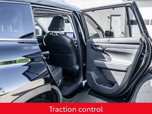 Used 2023 Toyota Highlander XLE AWD/4WD image 20