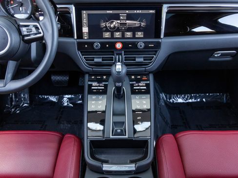 Certified 2025 Porsche Macan AWD/4WD image 47