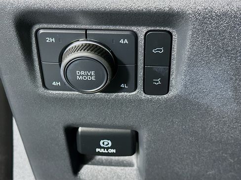 Used 2025 Ford Expedition Active AWD/4WD image 17