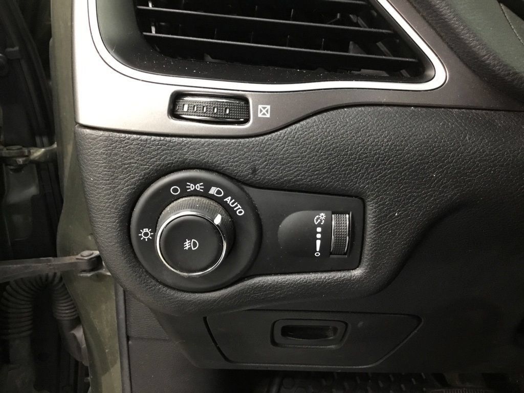 Used 2019 Jeep Cherokee Latitude w/ Cold Weather Group FWD image 8