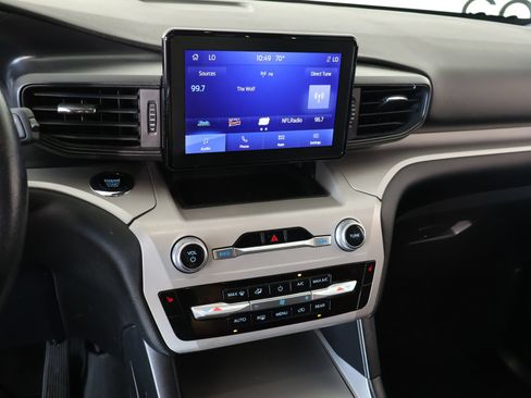 Used 2023 Ford Explorer XLT AWD/4WD image 5