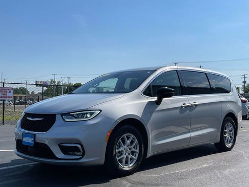 Used 2024 Chrysler Pacifica Touring-L FWD image 2