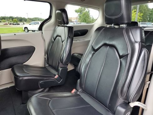 Used 2024 Chrysler Pacifica Touring-L FWD image 32