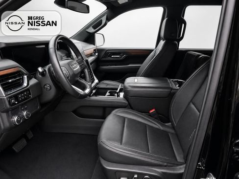 Used 2025 GMC Yukon Denali RWD image 6