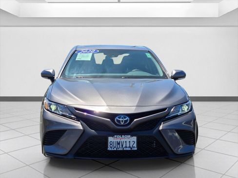 Used 2020 Toyota Camry SE w/ Sunroof Package FWD image 2