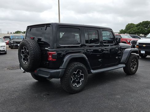 Used 2018 Jeep Wrangler Unlimited Sahara AWD/4WD image 17