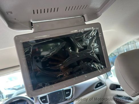 Used 2017 Chrysler Pacifica Touring-L FWD image 18