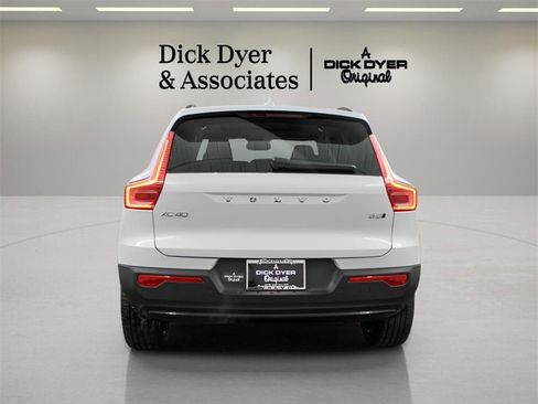 New 2025 Volvo XC40 B5 Plus image 4