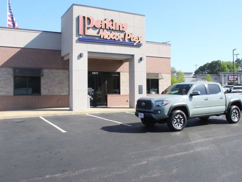Used 2022 Toyota Tacoma TRD Off-Road AWD/4WD image 34