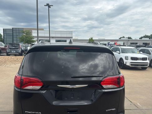 Used 2017 Chrysler Pacifica Limited FWD image 7