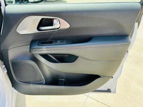 Used 2025 Chrysler Pacifica Select FWD image 31