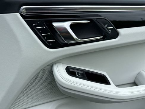 Certified 2025 Porsche Macan AWD/4WD image 19