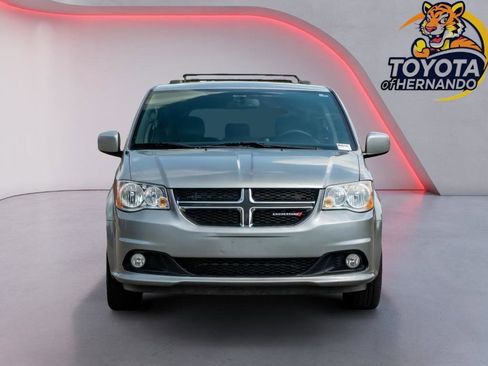 Used 2017 Dodge Grand Caravan SXT FWD image 2