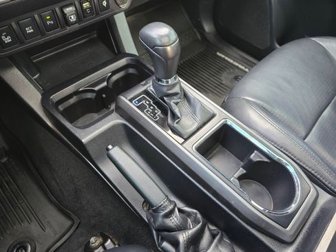 Used 2018 Toyota Tacoma TRD Sport image 19