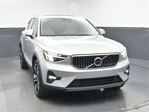 Used 2023 Volvo XC40 B5 Plus w/ Driver Assist Package image 2