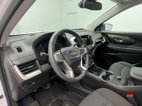 Used 2024 GMC Terrain SLE w/ Driver Convenience Package image 4
