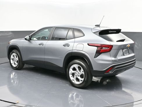 Used 2024 Chevrolet Trax LS w/ LS Convenience Package image 5