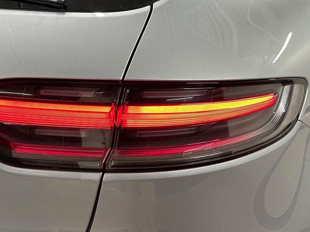 Certified 2025 Porsche Macan AWD/4WD image 33