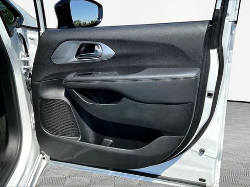 Used 2026 Chrysler Pacifica Limited w/ S Appearance Package FWD image 29